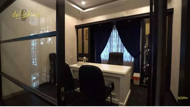 potret kantor indra kenz © YouTube