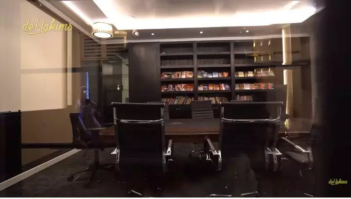 potret kantor indra kenz © YouTube