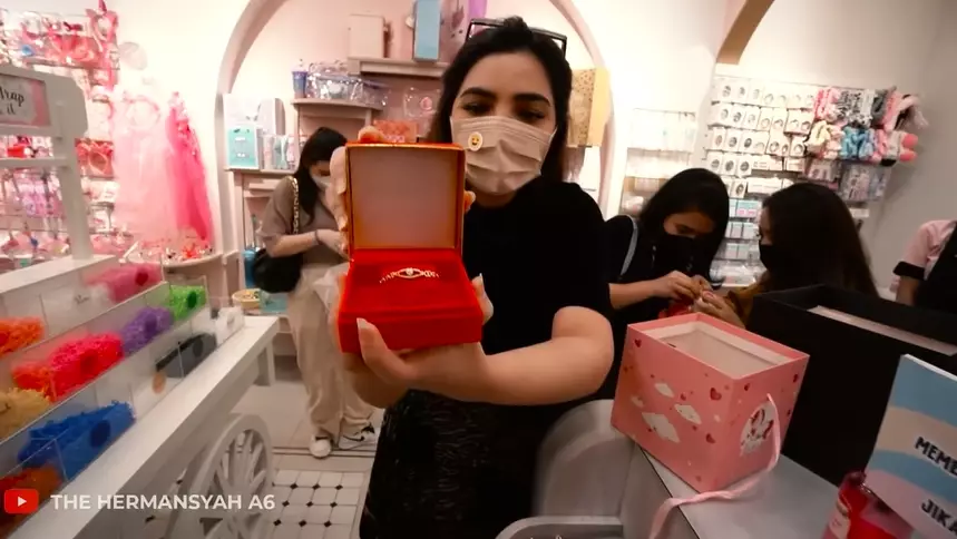 potret kado kelahiran anak Aurel & Atta © berbagai sumber