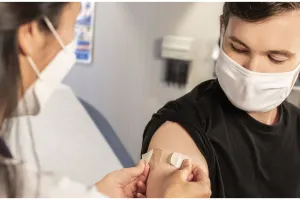 8 Makanan ini sebaiknya dihindari usai vaksin Covid-19