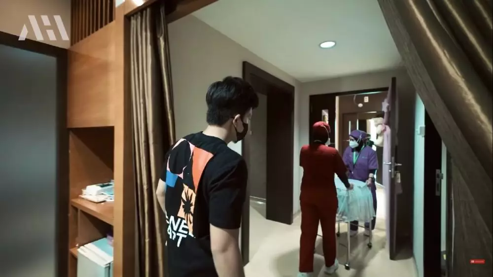 Momen bayi Aurel ditindik © YouTube Momen bayi Aurel ditindik © YouTube