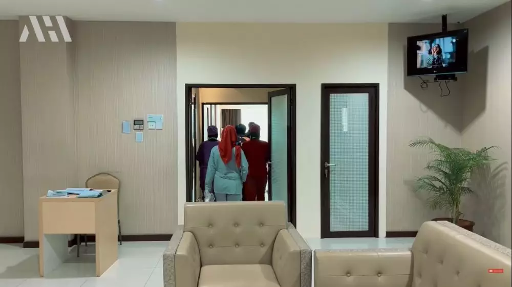 Momen bayi Aurel ditindik © YouTube Momen bayi Aurel ditindik © YouTube