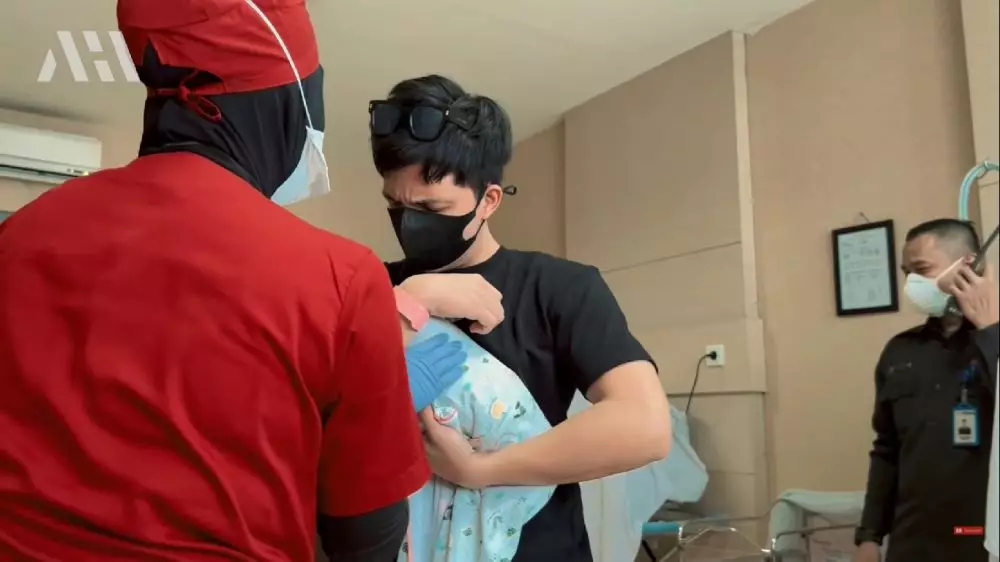 Momen bayi Aurel ditindik © YouTube Momen bayi Aurel ditindik © YouTube