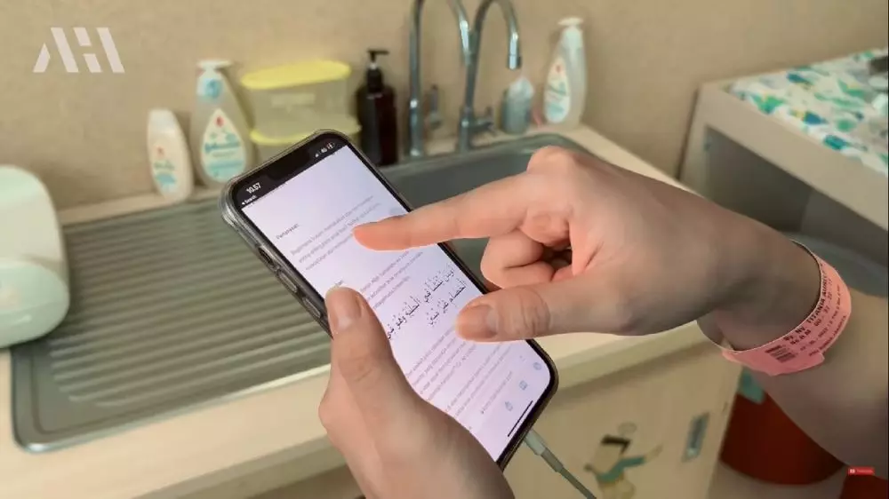 Momen bayi Aurel ditindik © YouTube Momen bayi Aurel ditindik © YouTube