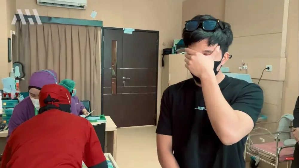 Momen bayi Aurel ditindik © YouTube Momen bayi Aurel ditindik © YouTube