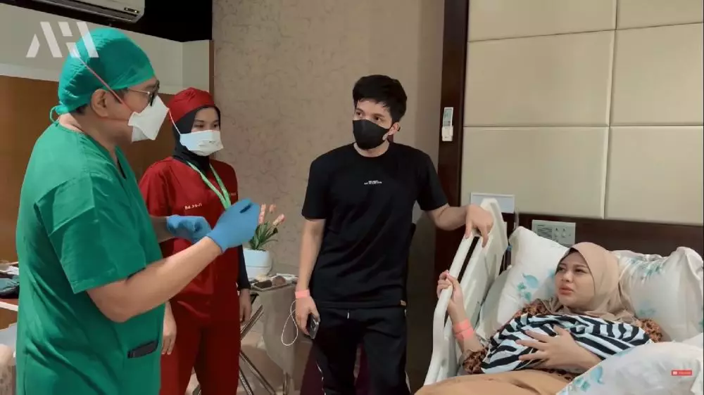 Momen bayi Aurel ditindik © YouTube Momen bayi Aurel ditindik © YouTube