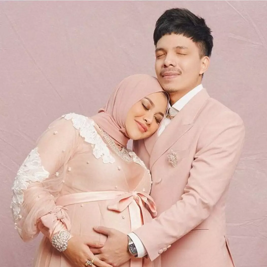 Kini jadi orang tua, 6 potret nostalgia masa kecil Aurel dan Atta