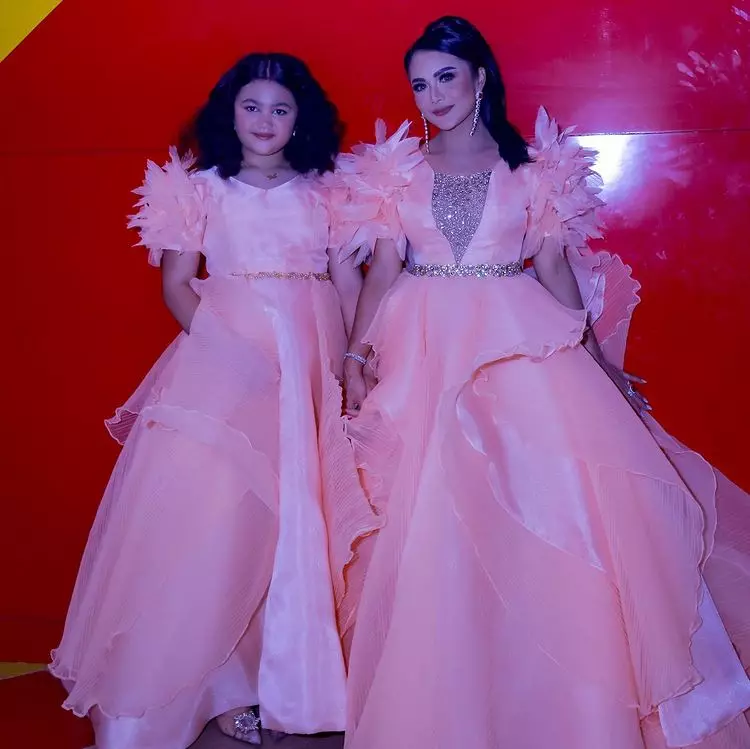 potret penampilan duet Amora dan Krisdayanti © berbagai sumber potret penampilan duet Amora dan Krisdayanti © berbagai sumber