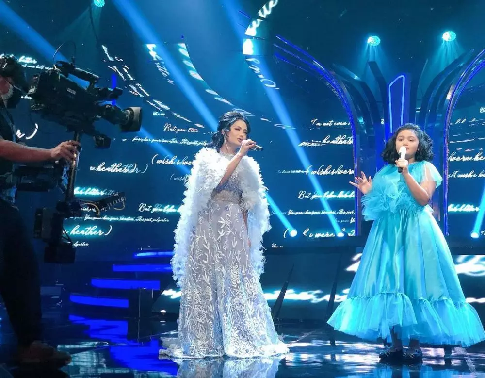 potret penampilan duet Amora dan Krisdayanti © berbagai sumber potret penampilan duet Amora dan Krisdayanti © berbagai sumber