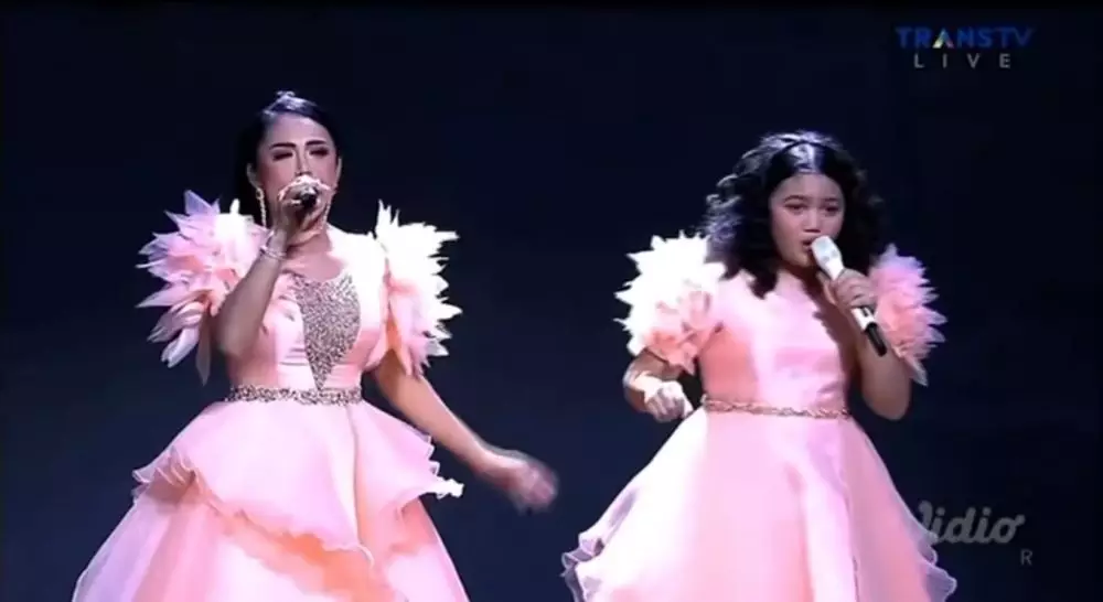 potret penampilan duet Amora dan Krisdayanti © berbagai sumber potret penampilan duet Amora dan Krisdayanti © berbagai sumber