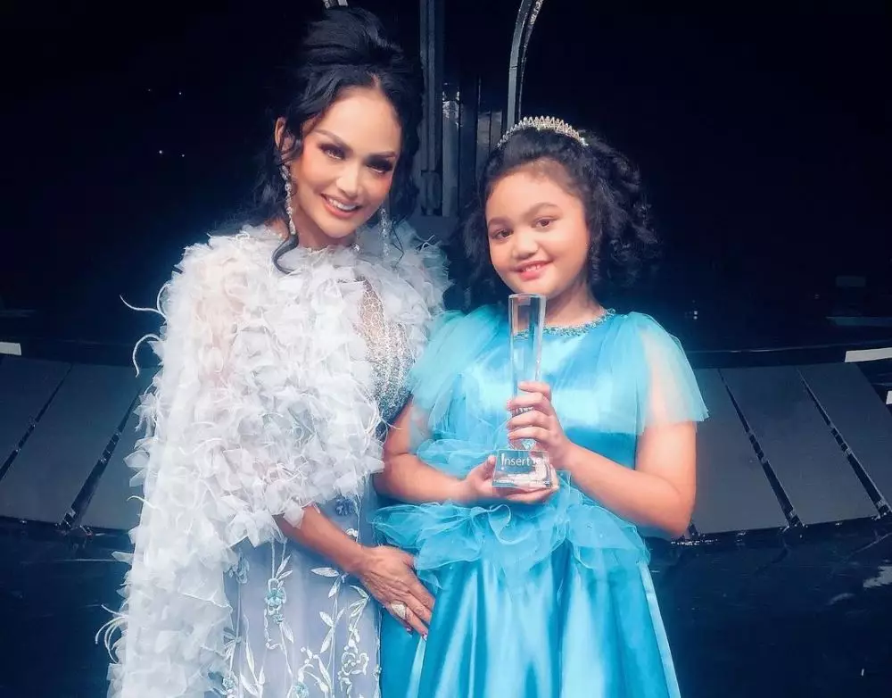 potret penampilan duet Amora dan Krisdayanti © berbagai sumber potret penampilan duet Amora dan Krisdayanti © berbagai sumber