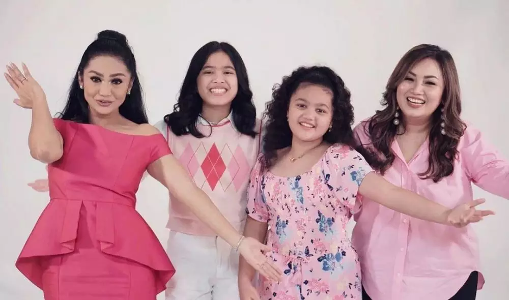 potret penampilan duet Amora dan Krisdayanti © berbagai sumber potret penampilan duet Amora dan Krisdayanti © berbagai sumber