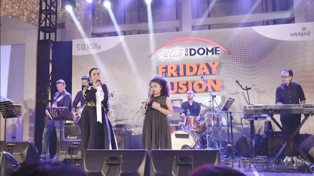 potret penampilan duet Amora dan Krisdayanti © berbagai sumber potret penampilan duet Amora dan Krisdayanti © berbagai sumber