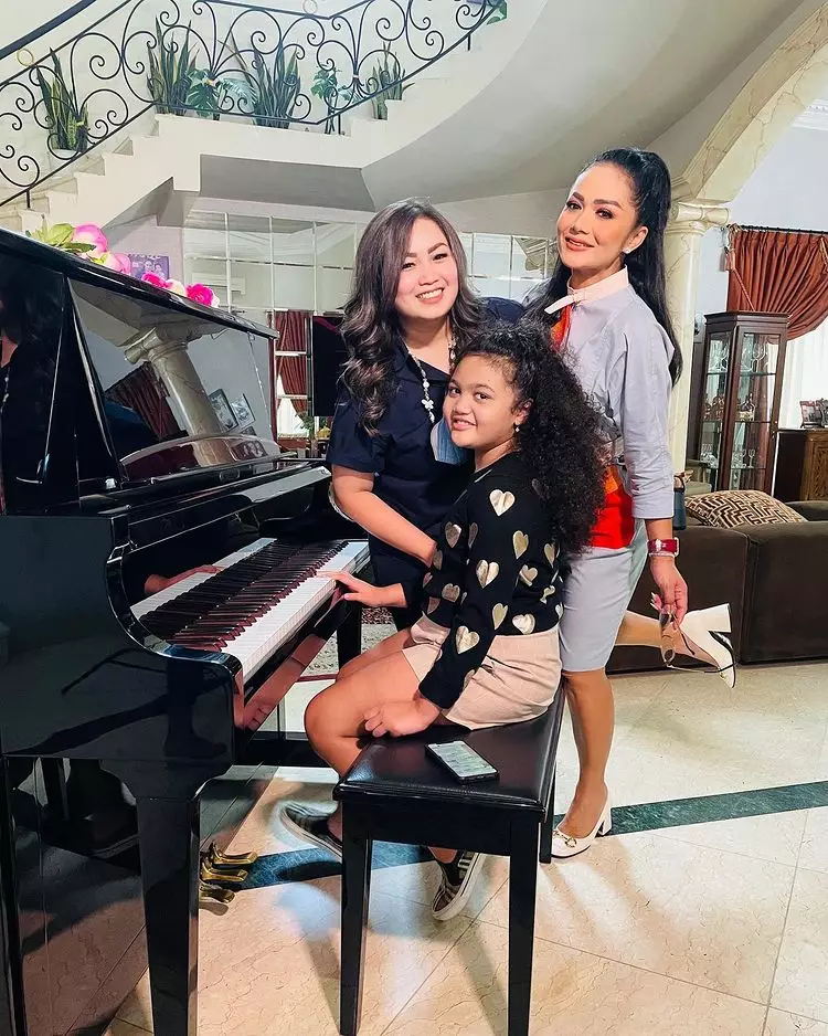 potret penampilan duet Amora dan Krisdayanti © berbagai sumber potret penampilan duet Amora dan Krisdayanti © berbagai sumber