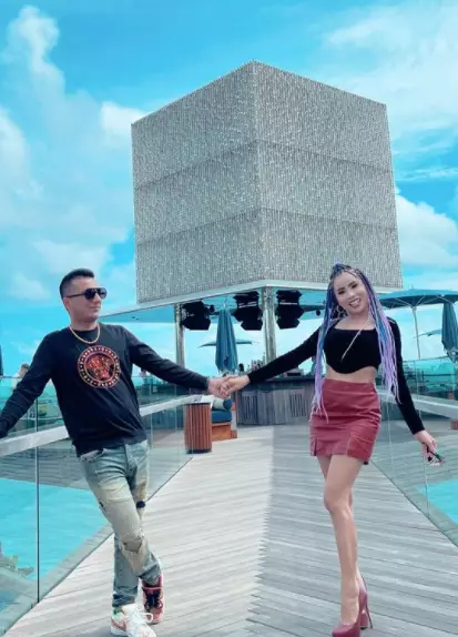 Adu gaya mantan istri Kiwil dan suami baru Instagram Adu gaya mantan istri Kiwil dan suami baru Instagram