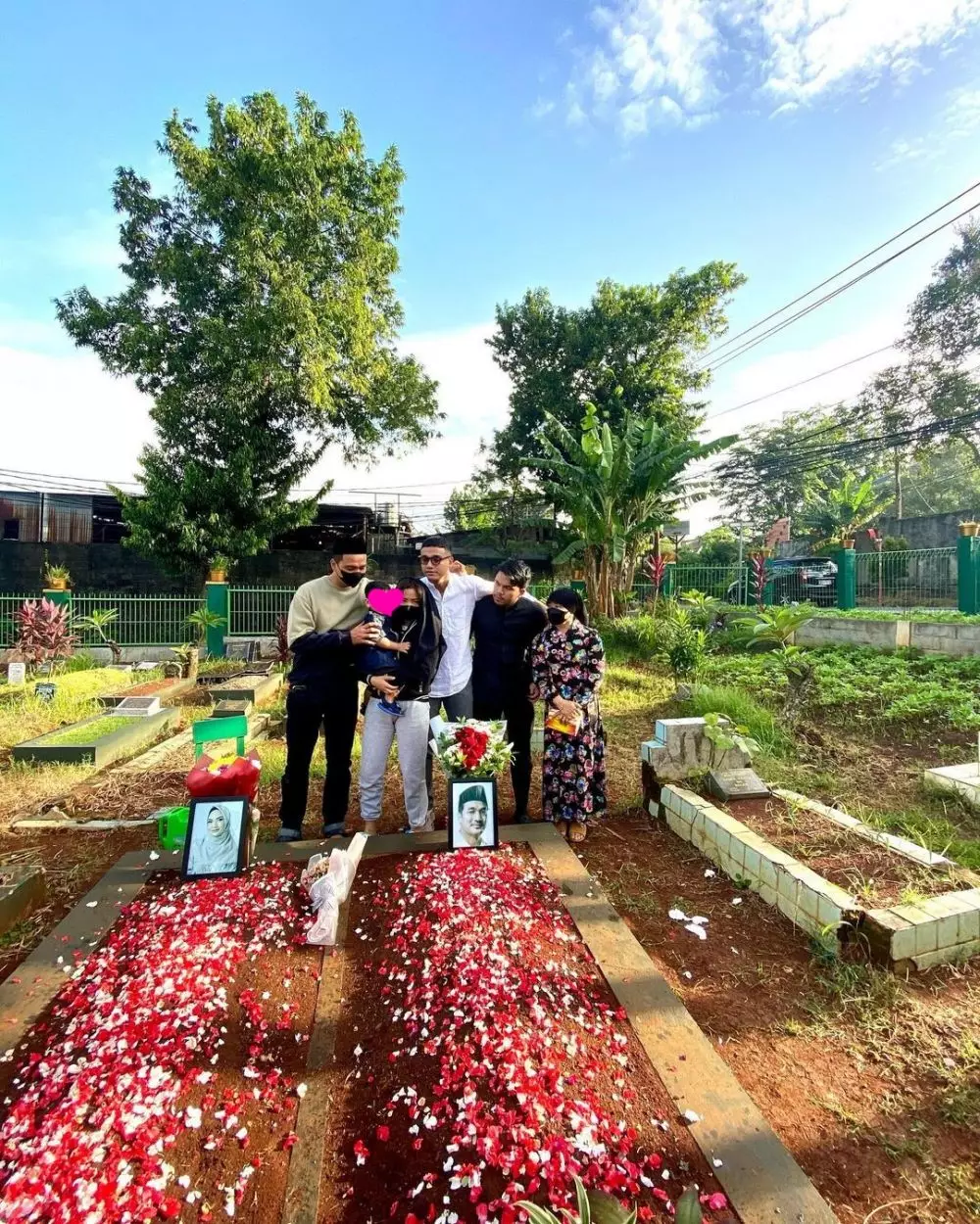 Momen Keluarga Fuji ziara ke makam di Hari ultah Bibi Ardiansyah Instagram