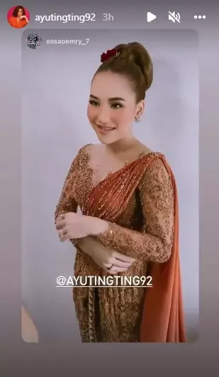 Penampilan Ayu Ting Ting di resepsi adik © berbagai sumber