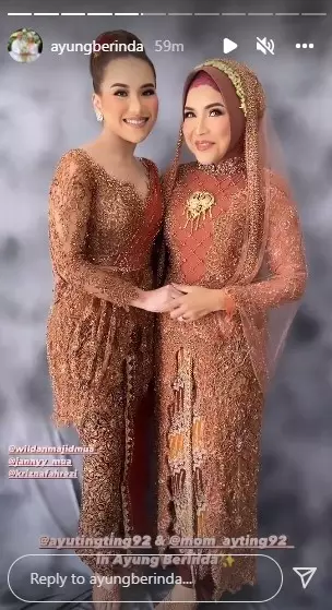 Penampilan Ayu Ting Ting di resepsi adik © berbagai sumber