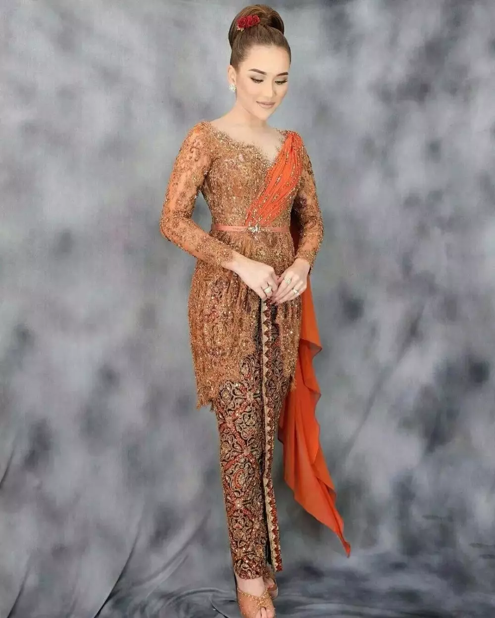 Penampilan Ayu Ting Ting di resepsi adik © berbagai sumber