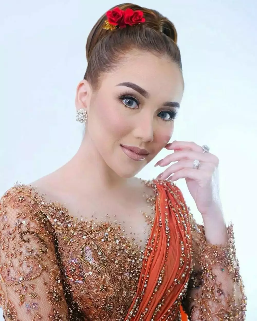 Penampilan Ayu Ting Ting di resepsi adik © berbagai sumber