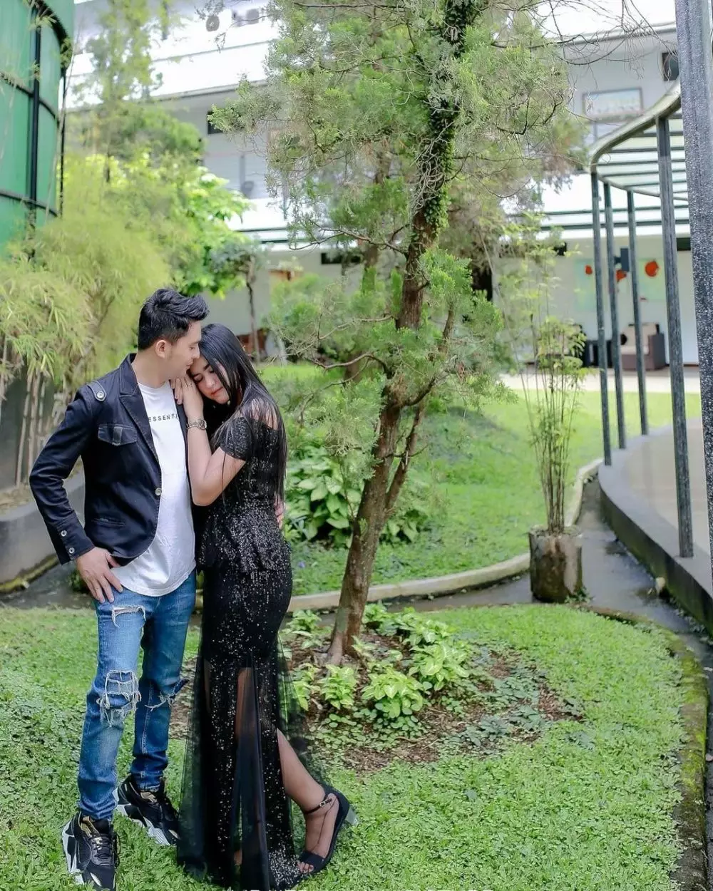 Potret mesra Kiki The Potters dan kekasih Instagram Potret mesra Kiki The Potters dan kekasih Instagram