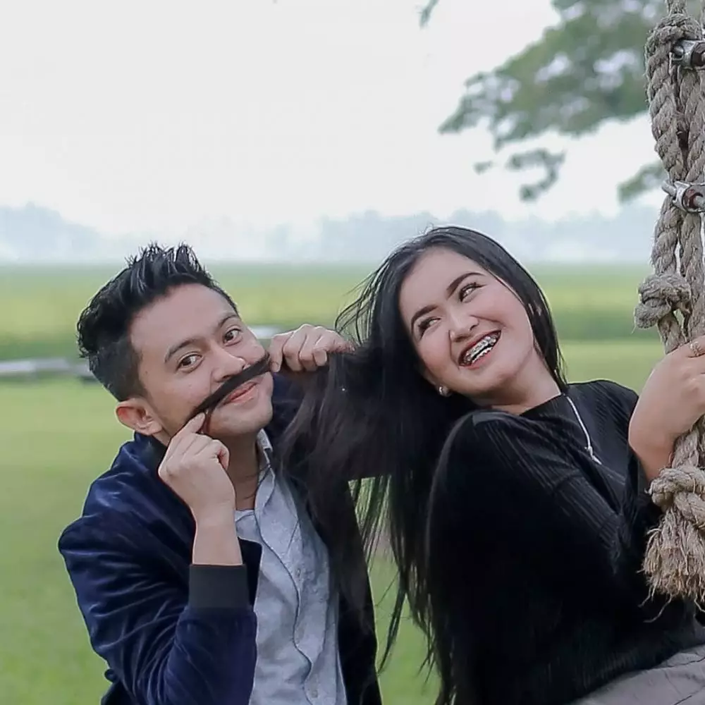 Potret mesra Kiki The Potters dan kekasih Instagram Potret mesra Kiki The Potters dan kekasih Instagram