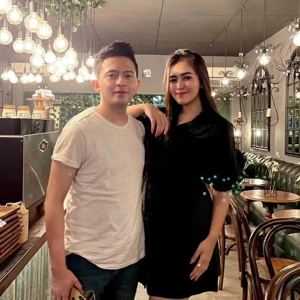 Potret mesra Kiki The Potters dan kekasih Instagram Potret mesra Kiki The Potters dan kekasih Instagram