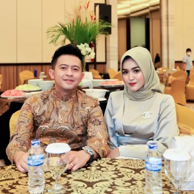 Potret mesra Kiki The Potters dan kekasih Instagram Potret mesra Kiki The Potters dan kekasih Instagram