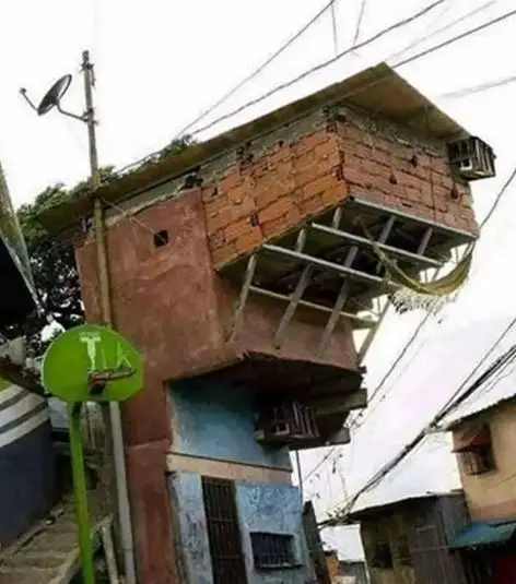 rumah dua lantai desainnya bikin bingung © Instagram rumah dua lantai desainnya bikin bingung © Instagram