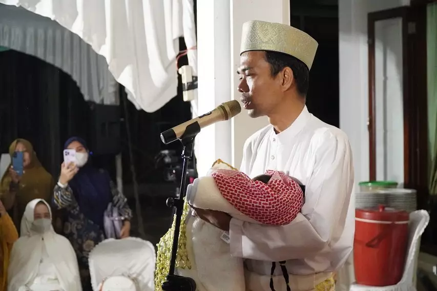 Momen syukuran akikah anak UAS Instagram © 2022 brilio.net Momen syukuran akikah anak UAS Instagram © 2022 brilio.net