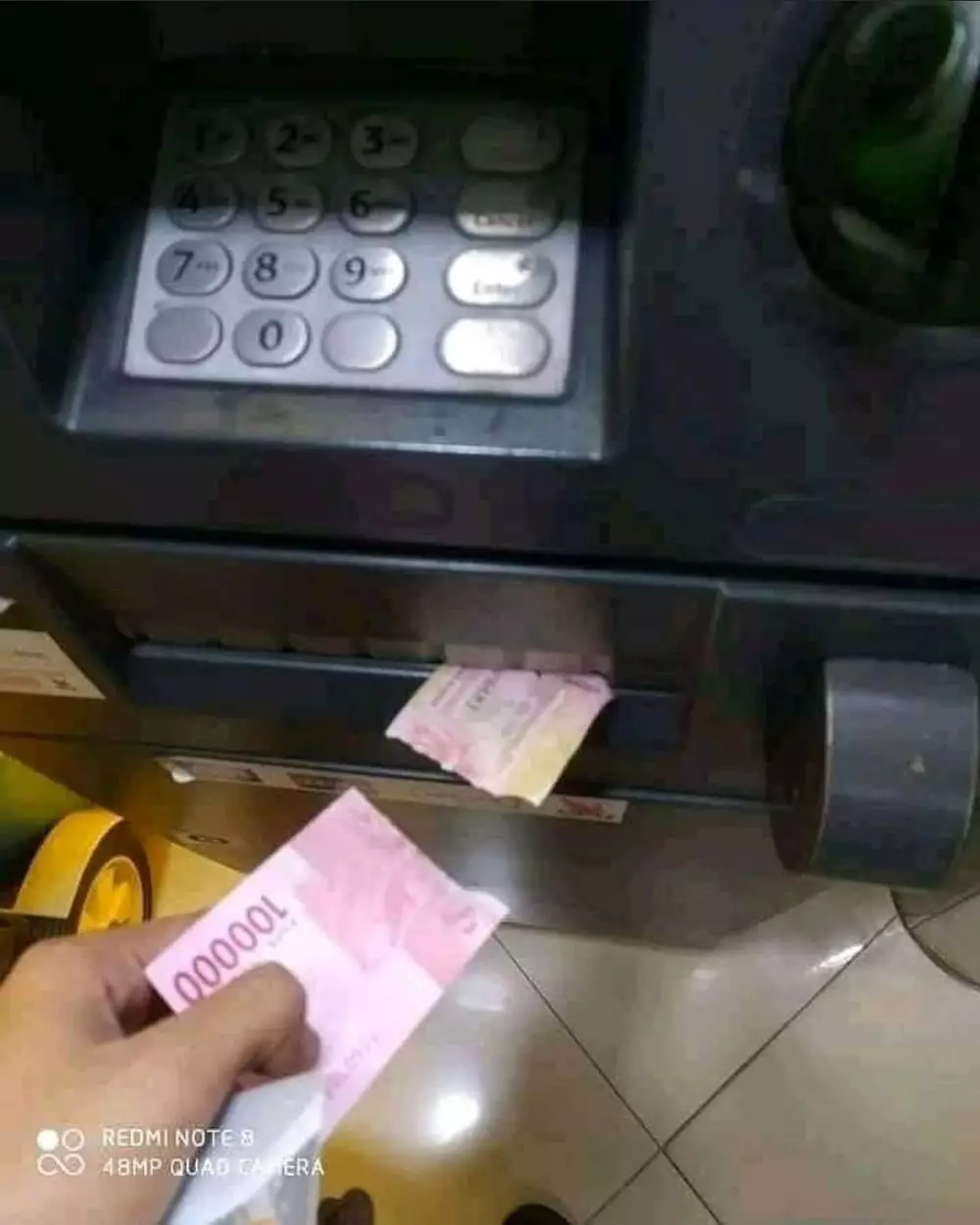 benda dibuka malah jadi robek lucu © 1cak.com