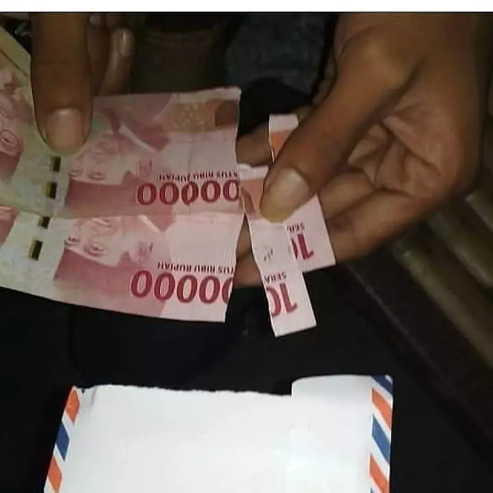 benda dibuka malah jadi robek lucu © 1cak.com