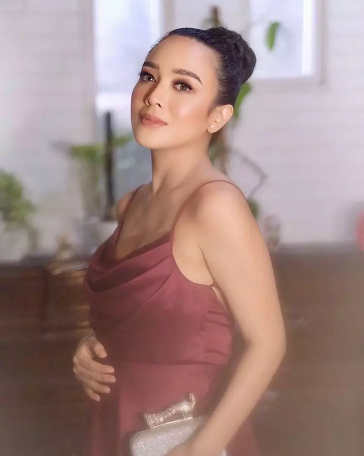 potret Dea Ananda pamer baby bump © Instagram