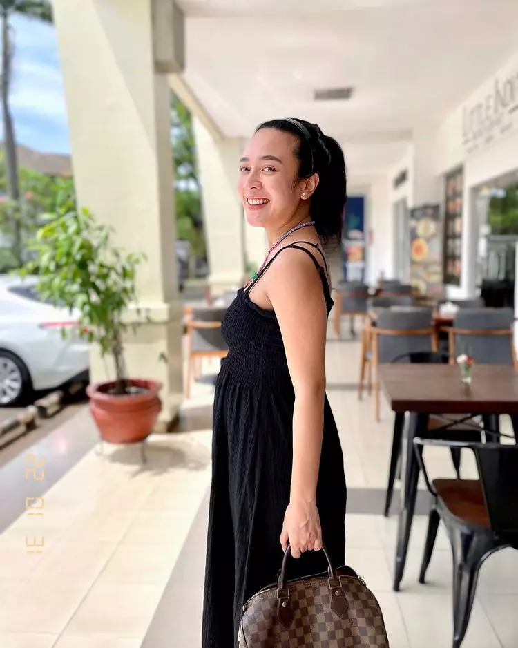 potret Dea Ananda pamer baby bump © Instagram