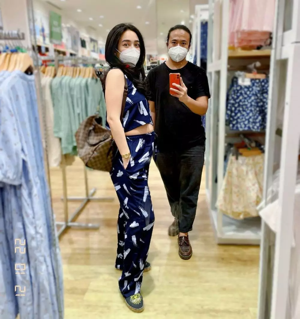 potret Dea Ananda pamer baby bump © Instagram