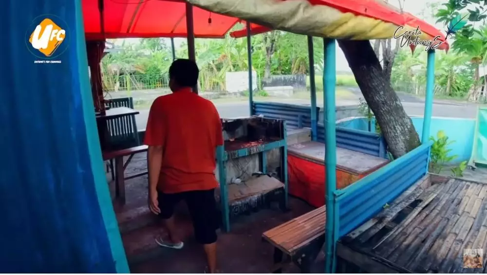 potret rumah arie untung di kampung halaman © YouTube potret rumah arie untung di kampung halaman © YouTube