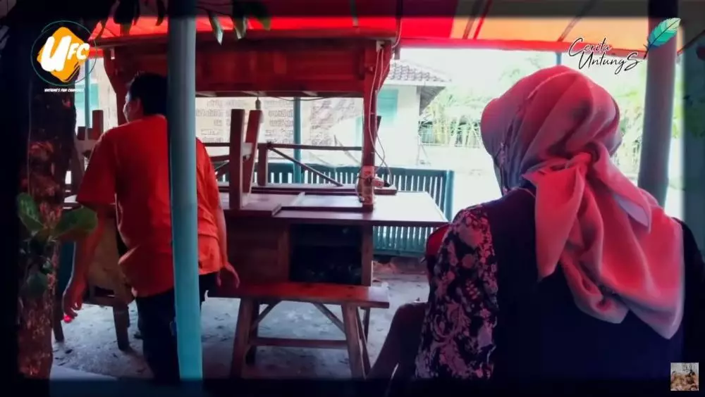 potret rumah arie untung di kampung halaman © YouTube potret rumah arie untung di kampung halaman © YouTube