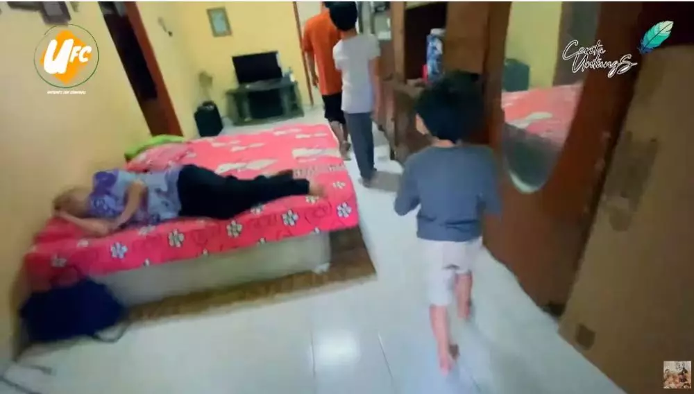 potret rumah arie untung di kampung halaman © YouTube potret rumah arie untung di kampung halaman © YouTube