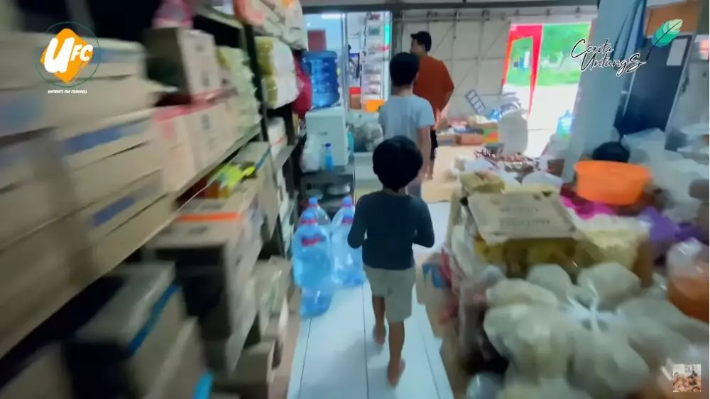 potret rumah arie untung di kampung halaman © YouTube potret rumah arie untung di kampung halaman © YouTube