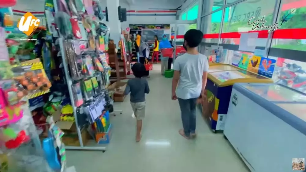 potret rumah arie untung di kampung halaman © YouTube potret rumah arie untung di kampung halaman © YouTube