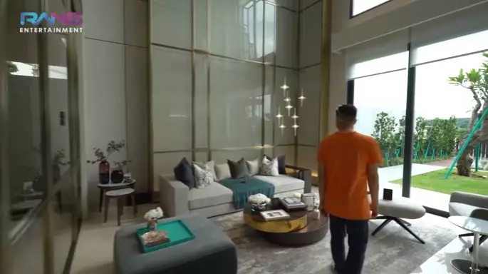 potret rumah Raffi Ahmad di BSD © YouTube