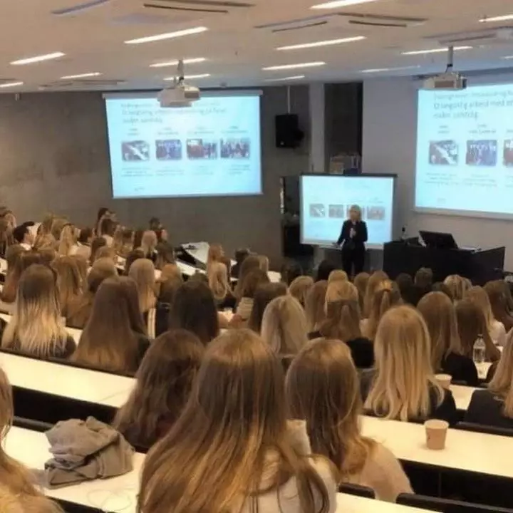 potret nyeleneh kompakan © berbagai sumber potret nyeleneh kompakan © berbagai sumber