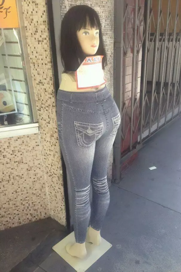 manekin nyeleneh © berbagai sumber