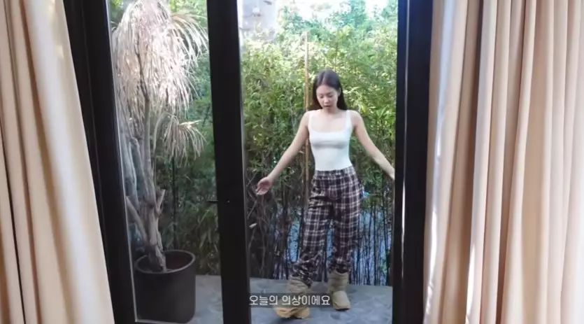 Potret rumah Jennie Blackpink di Los Angeles © YouTube