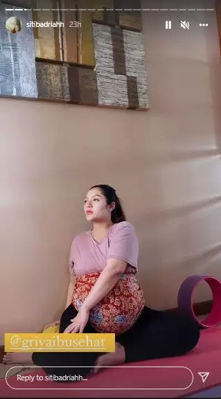 Siti Badriah prenatal yoga © Instagram Siti Badriah prenatal yoga © Instagram