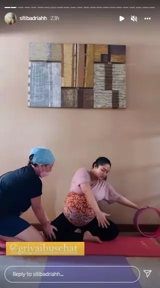 Siti Badriah prenatal yoga © Instagram Siti Badriah prenatal yoga © Instagram