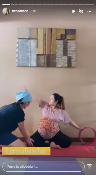 Siti Badriah prenatal yoga © Instagram Siti Badriah prenatal yoga © Instagram
