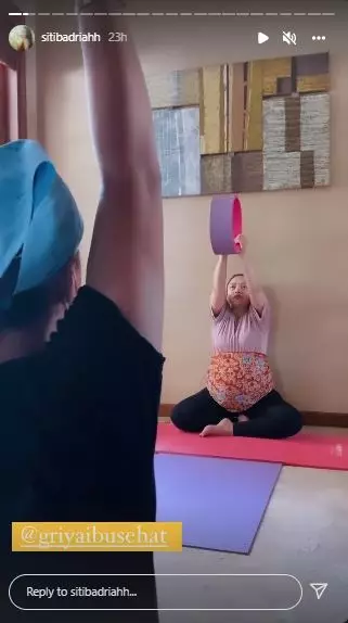 Siti Badriah prenatal yoga © Instagram Siti Badriah prenatal yoga © Instagram