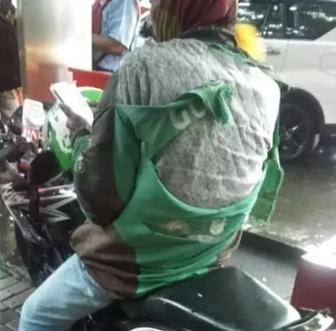 penampakan jaket ojek online lucu © Instagram
