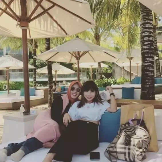 potret akrab seleb yang punya mantan suami sama © Instagram